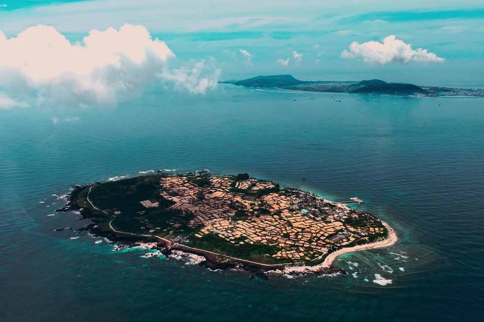 Toàn huyện Lý Sơn có 02 đảo: Đảo Lớn (còn gọi là Cù Lao Ré) và Đảo Bé (Cù Lao Bờ Bãi). Với điều kiện tự nhiên tuyệt vời, cung đường bơi vượt biển (từ Đảo Lớn sang Đảo Bé) đã được ra đời.