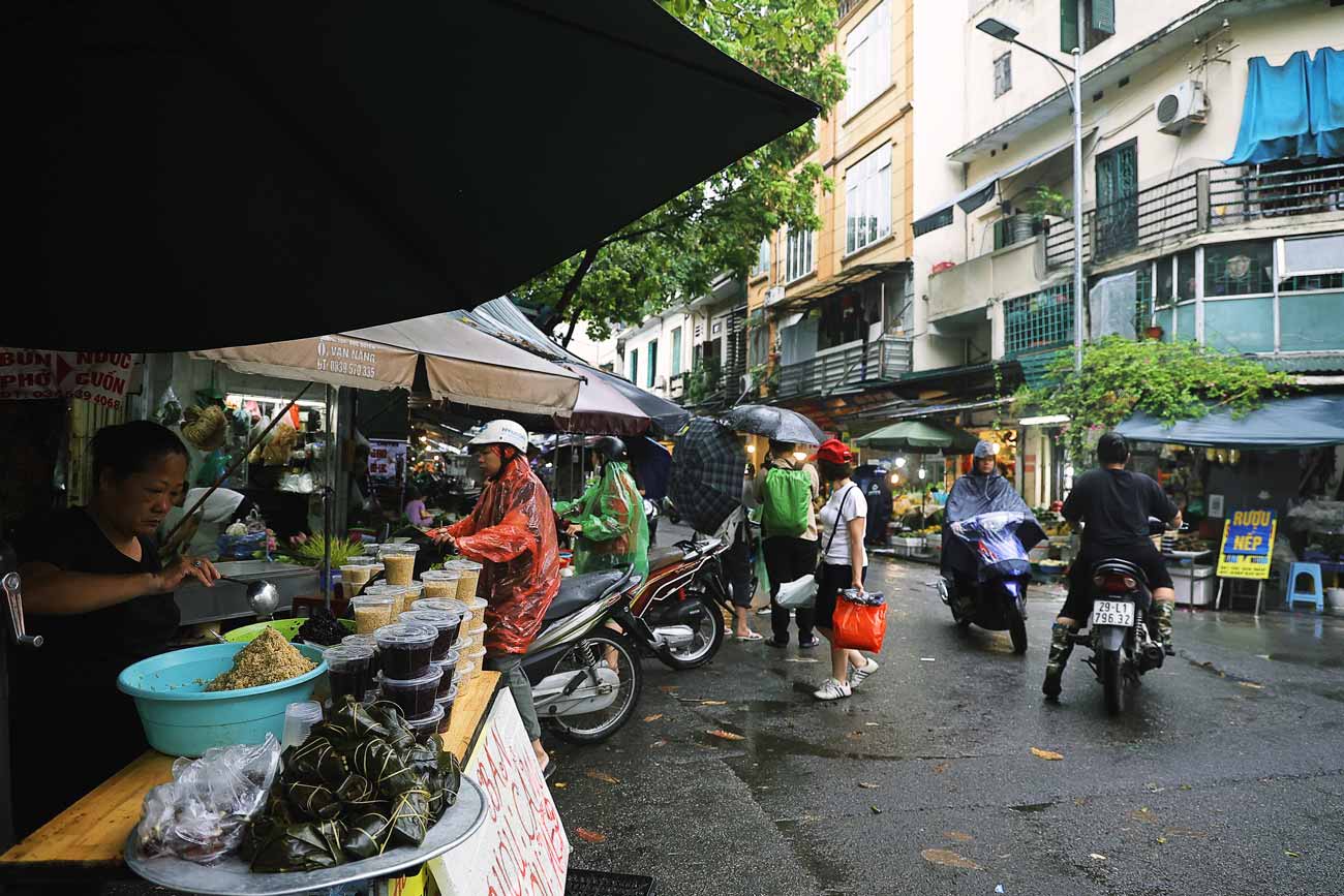 Sáng sớm 10.6 (5/5  m lịch) tại chợ Hàng Bè (Hoàn Kiếm, Hà Nội) tấp nập người mua bán để chuẩn bị cho ngày Tết Đoan ngọ hay còn gọi là Tết giết sâu bọ.