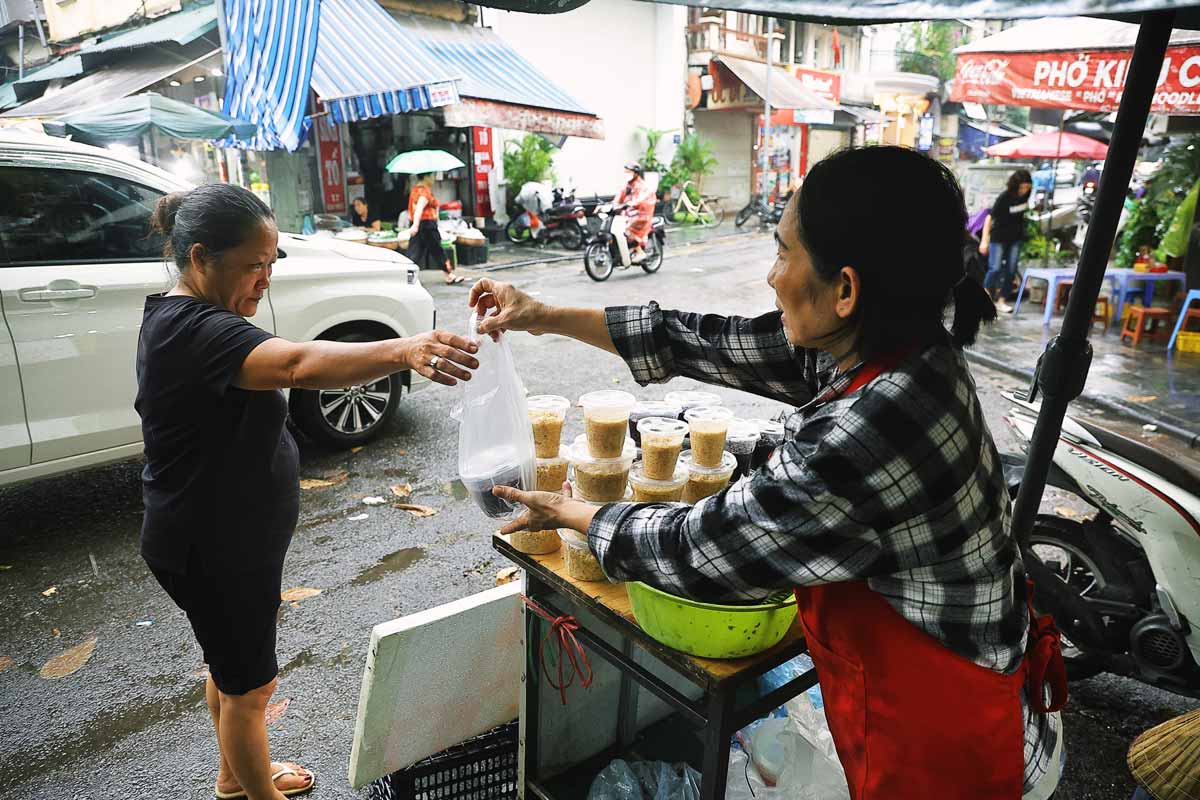 Theo chị Nguyễn Thị Hoa - người bán cơm rượu nếp trên chợ Hàng Bè cho biết, để chuẩn bị cho Tết Đoan ngọ, chị đã chuẩn bị lượng lớn nguyên liệu trước và ủ rượu nếp từ trước 3 ngày, để nếp đạt chất lượng tốt nhất. 