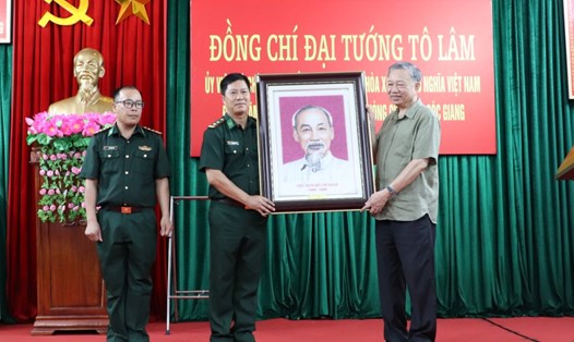 Tối qua 9.6, Chủ tịch nước Tô Lâm đã có chuyến thăm và động viên người dân, lực lượng Bộ đội biên phòng khu vực biên giới Cao Bằng. Ảnh: Thanh Loan.
