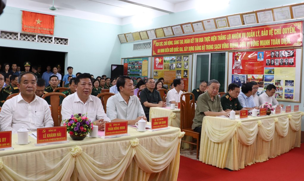 Chủ tịch nước Tô Lâm cùng các đại biểu trong buổi gặp mặt tối 9.6. Ảnh: Thanh Loan.
