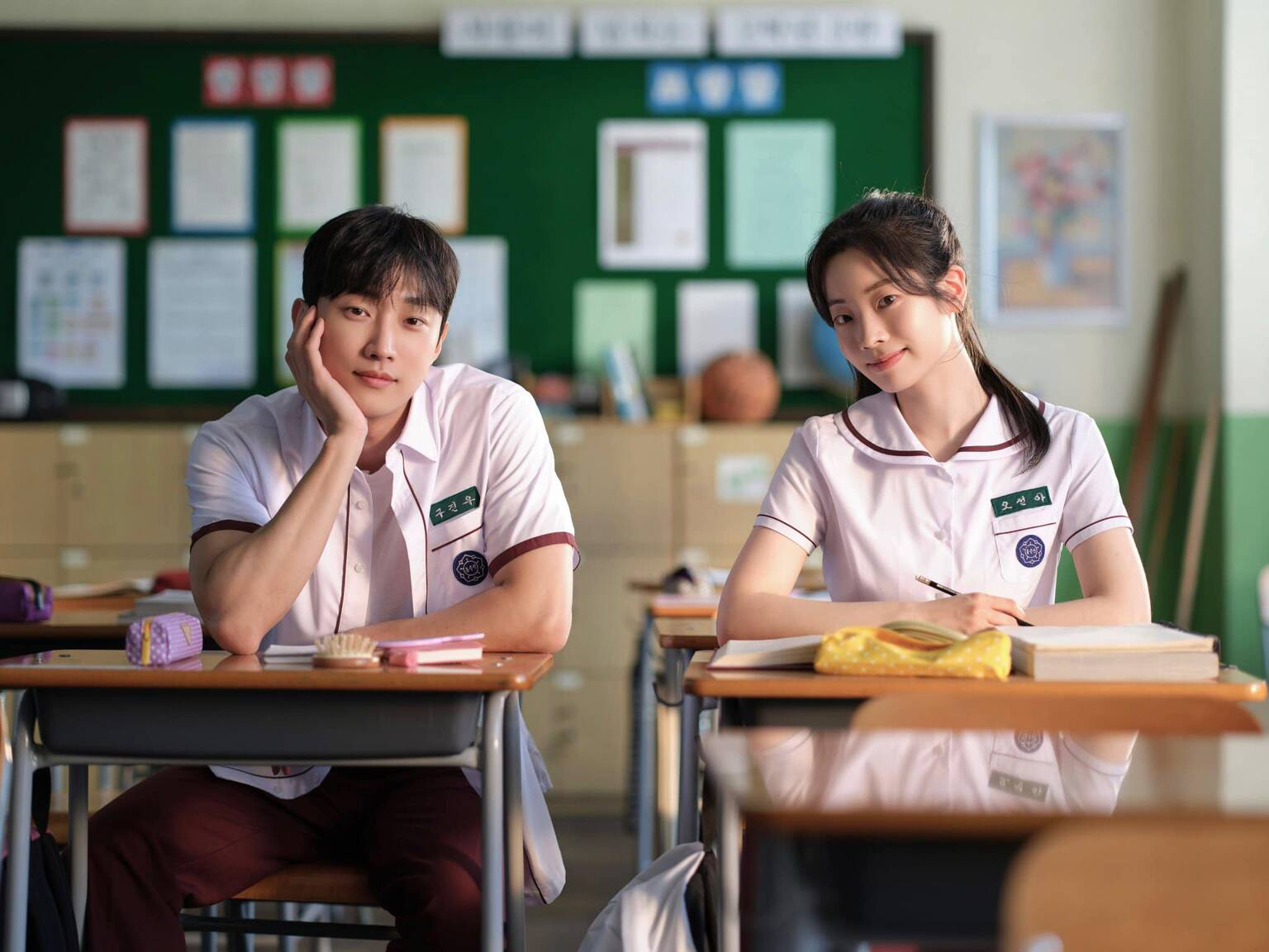 Tạo hình của Jin Young và Dahyun trong “Cô gái năm ấy chúng ta cùng theo đuổi” bản Hàn. Ảnh: Nhà sản xuất