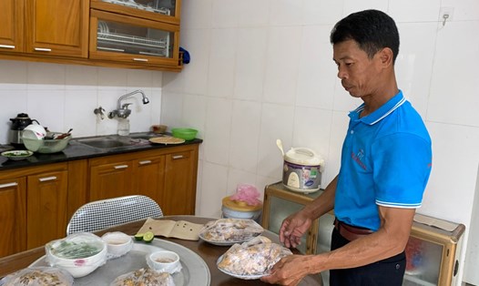Anh Minh tranh thủ chặt thịt vịt, bày ra đĩa, sắp cơm để cả gia đình cùng dùng bữa. Ảnh: Lương Hà