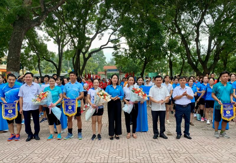 Đại diện lãnh đạo LĐLĐ tỉnh Thanh Hóa và UBND thị xã Nghi Sơn trao cờ lưu niệm cho các đội thi. Ảnh: Ngọc Tuấn