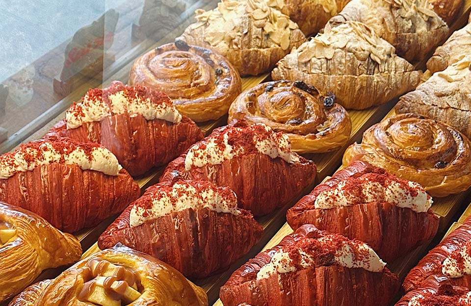 Khám phá menu Hanoi Croissant: Không chỉ có bánh sừng bò!. Mô tả: Giới thiệu các loại bánh khác ngoài croissant tại các tiệm, gợi ý những món nên thử khi đến quán.