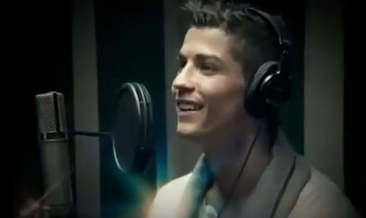Cristiano Ronaldo thể hiện khả năng ca hát. Ảnh: Cắt từ video
