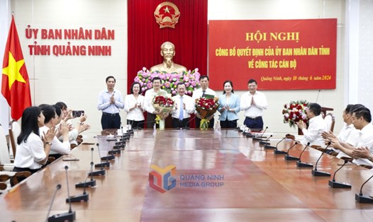 Lãnh đạo tỉnh Quảng Ninh chúc mừng 2 tân phó giám đốc của Sở Nội vụ và Sở Du lịch Quảng Ninh. Ảnh: Thành Công