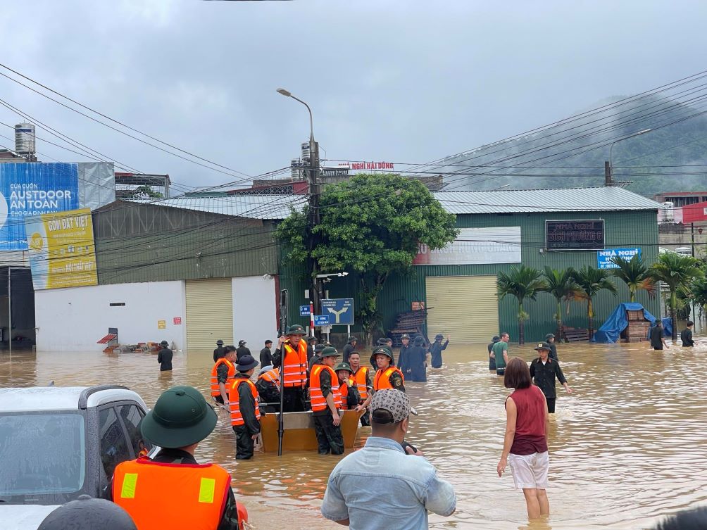 Lực lượng cứu hộ túc trực, hỗ trợ người dân sơ tán khỏi nơi nguy hiểm. Ảnh: Diệu Linh