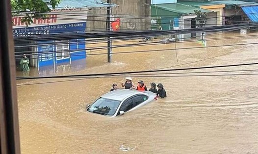 Mưa lớn kéo dài khiến nhiều khu vực tại thành phố Hà Giang ngập sâu trong biển nước. Ảnh: Lam Giang