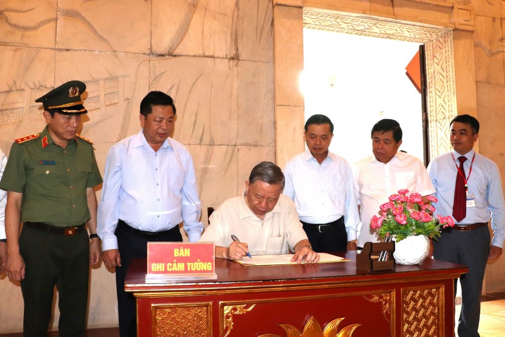 Chủ tịch nước Tô Lâm ghi cảm tường lưu niệm tại Khu di tích.