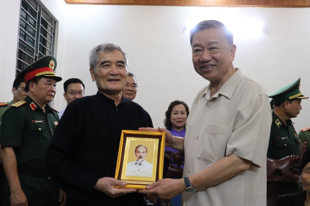 Đại diện gia đình ông Dương Đại Hoa nhận quà từ Chủ tịch nước.