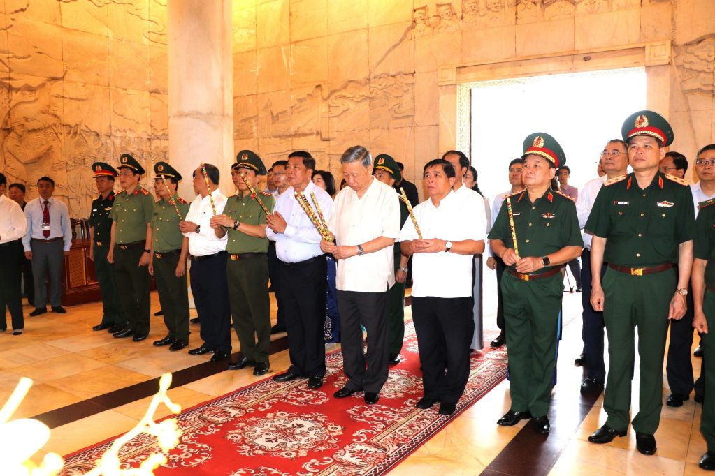 Chủ tịch nước dâng hương tại đền thờ Chủ tịch Hồ Chí Minh.