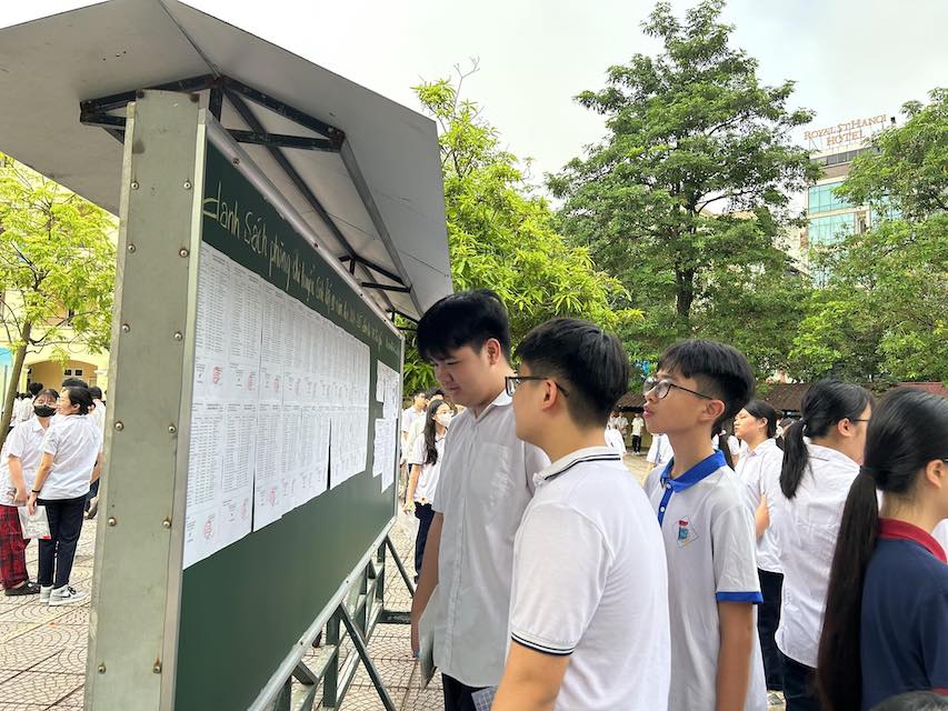 Thí sinh tham dự kì thi tuyển sinh lớp 10 THPT công lập tại Hà Nội năm 2024. Ảnh: Vân Trang