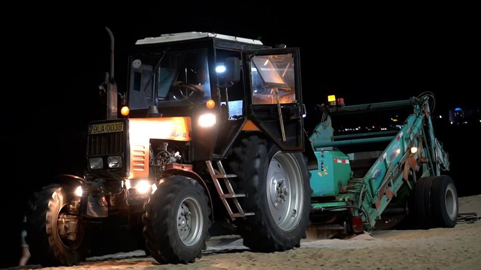 Công nhân trắng đêm sàng cát làm sạch bãi biển Nha Trang. Ảnh: Hữu Long