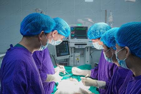 Các bác sĩ tiến hành phẫu thuật, lấy búi tóc từ dạ dày của bệnh nhi. Ảnh: Thanh Tuấn 