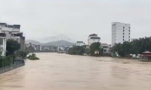 Nước sông Lô, đoạn qua TP Hà Giang dâng cao. Ảnh: Lam Thanh
