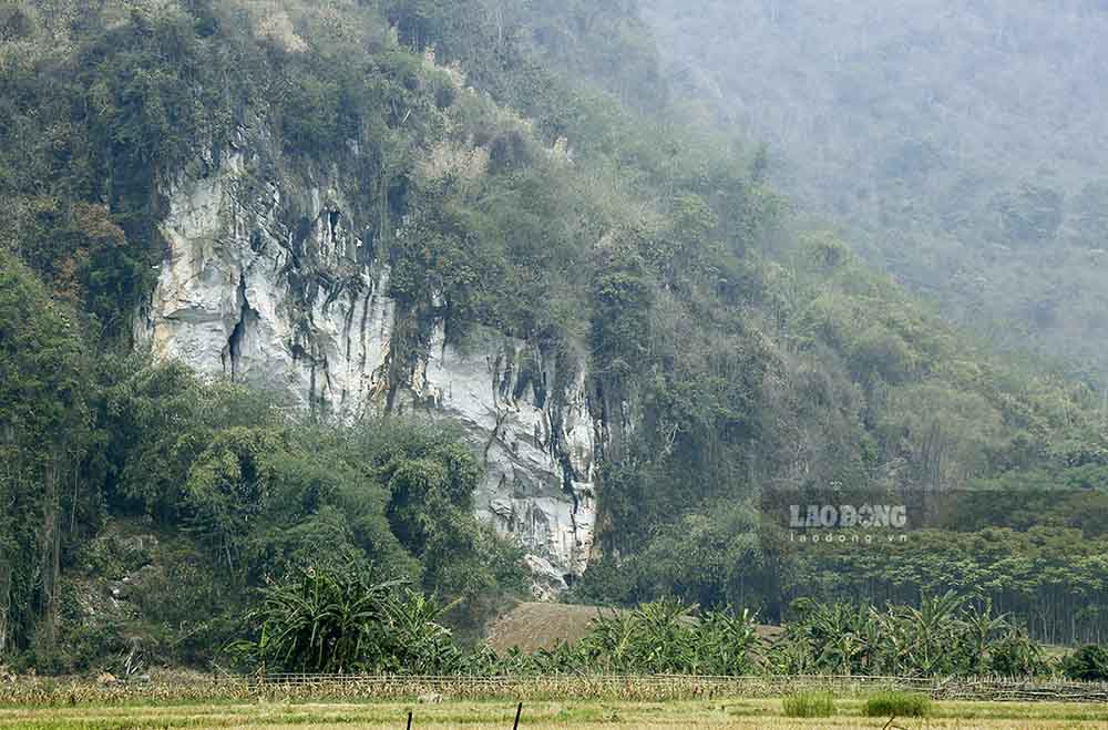 Hang Thẩm Púa nằm giữa những dãy núi cao.