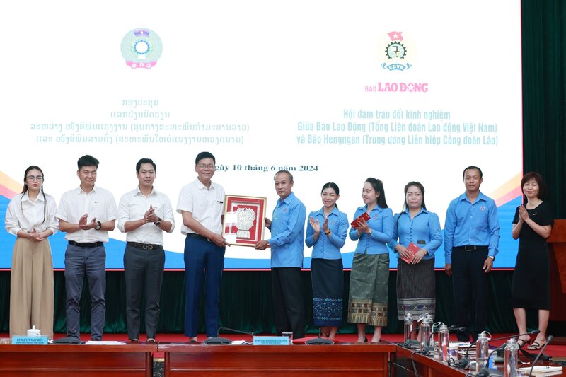 Ban Biên tập Báo Lao Động trao quà lưu niệm tới Đoàn công tác của Báo Hengan (Lào). Ảnh: Hải Nguyễn 