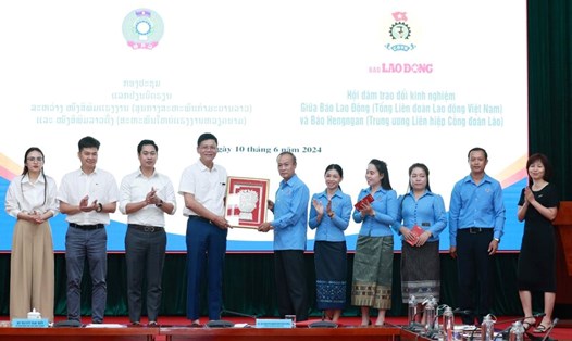 Ban Biên tập Báo Lao Động trao quà lưu niệm tới Đoàn công tác của Báo Hengan (Lào). Ảnh: Hải Nguyễn 