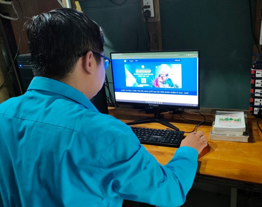 Đoàn viên của đơn vị huyện Vĩnh Thuận tham gia thi trực tuyến. Ảnh: LĐLĐ huyện Vĩnh Thuận