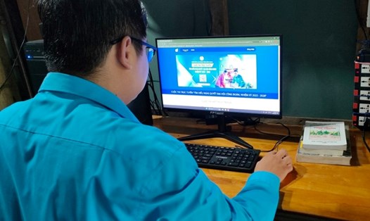 Đoàn viên của đơn vị huyện Vĩnh Thuận tham gia thi trực tuyến. Ảnh: LĐLĐ huyện Vĩnh Thuận