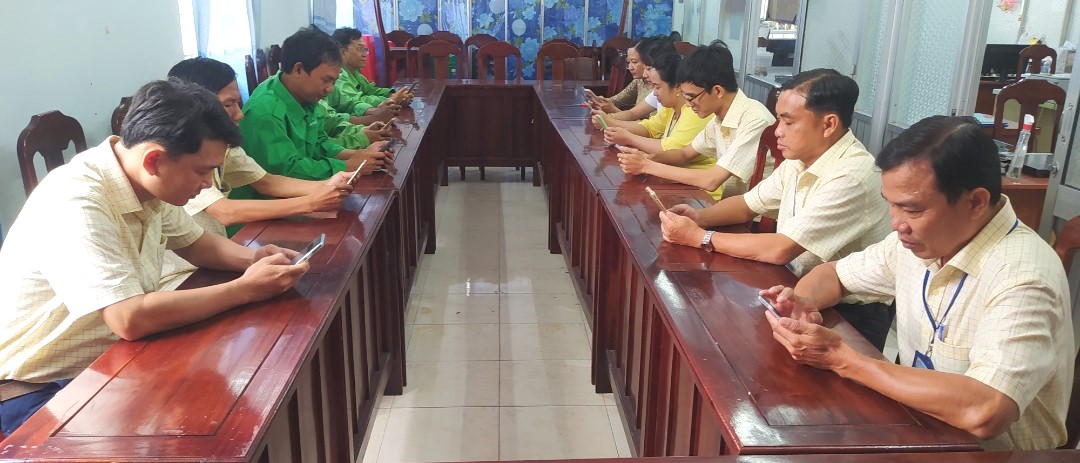 CĐCS Ban Quản lý Công trình đô thị TP Hà Tiên tham gia thi trực tuyến trên điện thoại di động. Ảnh: LĐLĐ TP Hà Tiên