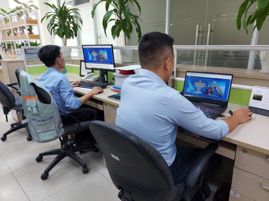 Đoàn viên trên địa bàn TP Phú Quốc tham gia thi trực tuyến sáng 10.6. Ảnh: LĐLĐ TP Phú Quốc