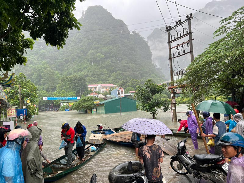 Lũ sông Gâm dâng cao, ngập cả đường giao thông ở huyện Bảo Lâm.