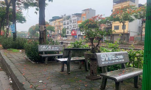 Nhiều ghế đá mới dọc bờ sông Sét (Hoàng Mai, Hà Nội) cũng bị sơn các đường link xấu độc. Ảnh: Nhật Minh