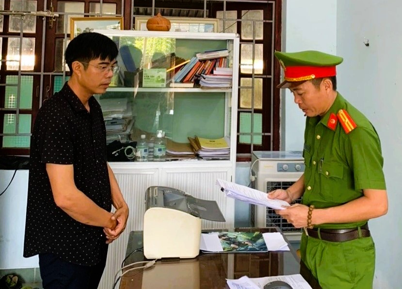 Công an huyện Núi Thành công bố quyết định khởi tố bị can Trần Văn Phi - Phó Giám đốc Công ty TNHH Trần Gia. Ảnh Công an cung cấp