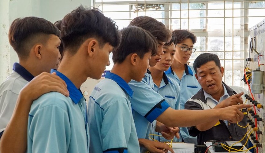 Giờ thực hành của học sinh trường nghề tại tỉnh Cà Mua. Ảnh: Nhật Hồ