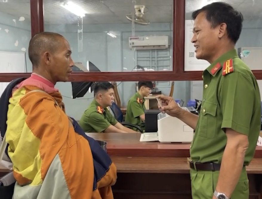 Ông Lê Anh Tú (Thích Minh Tuệ) nhận căn cước công dân tại Công an tỉnh Gia Lai. Ảnh chụp màn hình