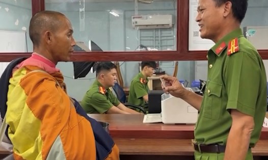 Ông Lê Anh Tú (Thích Minh Tuệ) nhận căn cước công dân tại Công an tỉnh Gia Lai. Ảnh chụp màn hình