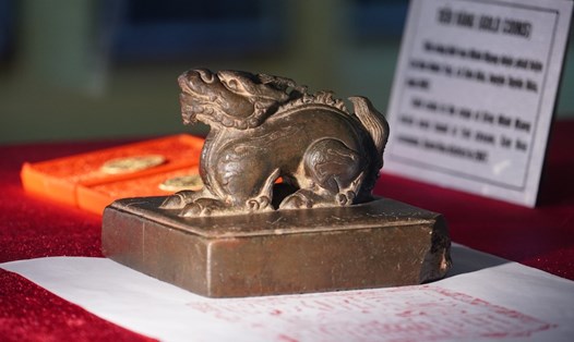 Ấn "Tuần phủ Đô tướng quân" hơn 500 tuổi đang được canh giữ nghiêm ngặt tại Bảng tàng Tổng hợp Quảng Bình. Ảnh: Công Sáng