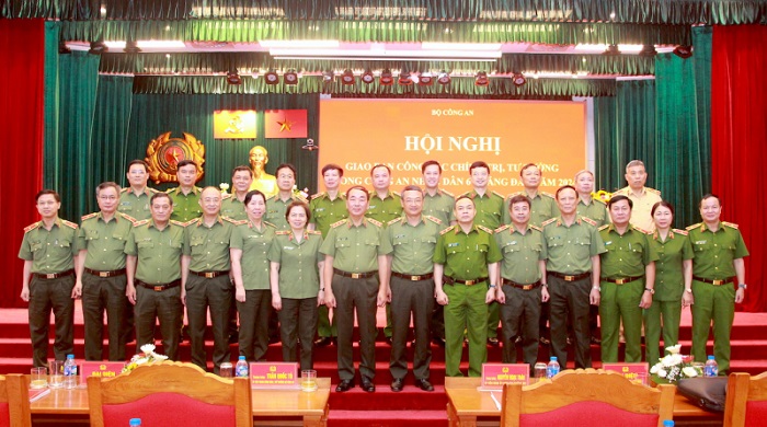 Thứ trưởng Bộ Công an Trần Quốc Tỏ với các đại biểu tham dự hội nghị. Ảnh: Vĩnh Quỳnh