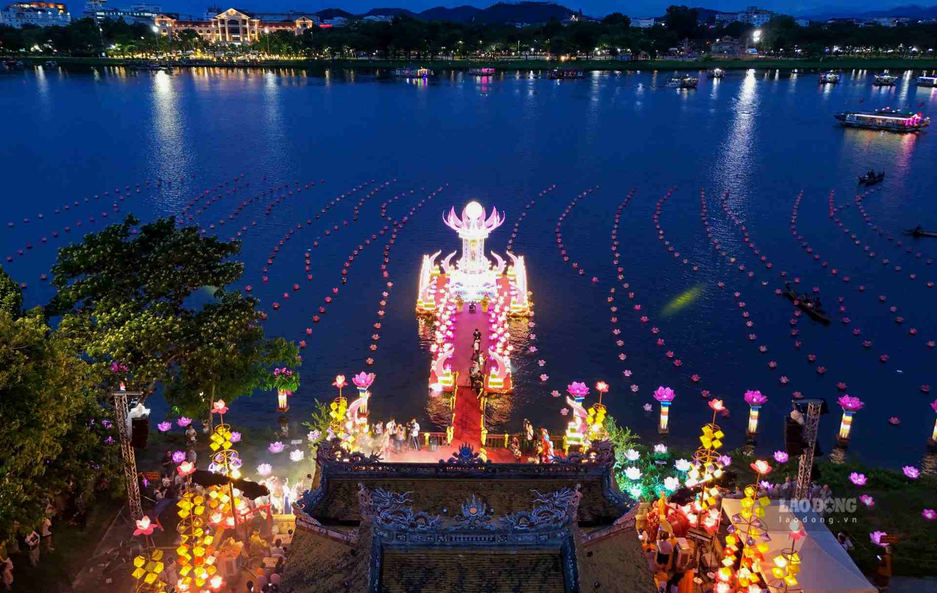 Từ ngàn đời nay, Phật giáo đã luôn đồng hành cùng dân tộc, hun đúc nên những giá trị văn hóa và tinh thần cao đẹp. Lễ hội Hoa đăng, với ý nghĩa “Phật giáo đồng hành cùng dân tộc” và “hộ quốc an dân“, chính là minh chứng cho sự gắn kết sâu sắc giữa Phật giáo và đời sống con người. 