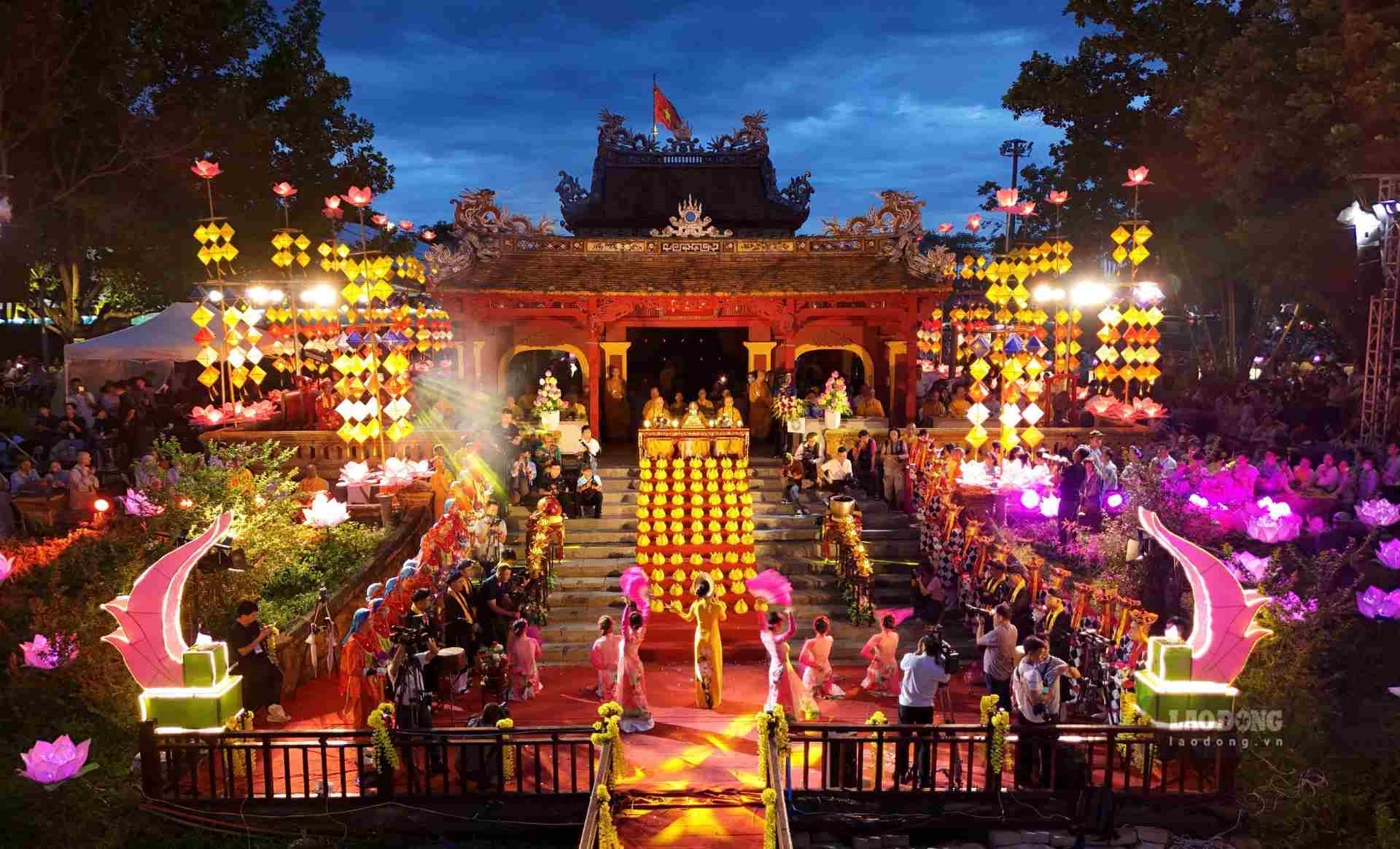  Lễ hội Hoa đăng là một sự kiện nằm trong khuôn khổ Festival Nghệ thuật Quốc tế Huế 2024 nhằm nguyện cầu cho Quốc thái dân an, đất nước thái bình, mưa thuận gió hòa, hạnh phúc đến với mọi nhà. 