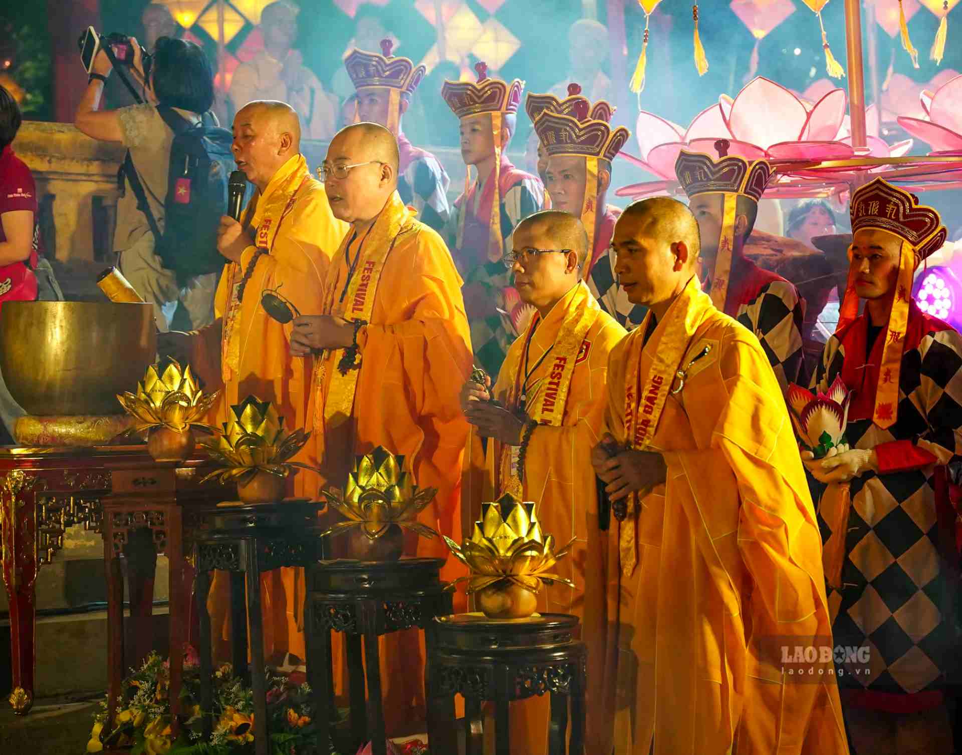  Sau các nghi lễ, những ngọn hoa đăng được thắp sáng lung linh trong đêm mang theo những nguyện cầu tốt đẹp. 