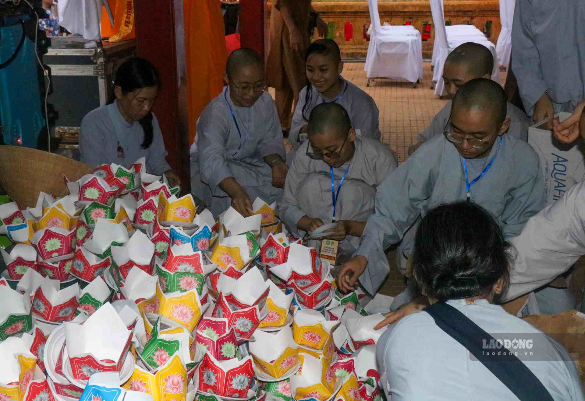 Từ sớm, đã có đông đảo các phật tử, người dân Cố đô, du khách trong và ngoài nước đến bên bờ sông Hương để hòa chung không khí linh thiêng, ấm áp của Lễ hội Hoa đăng.