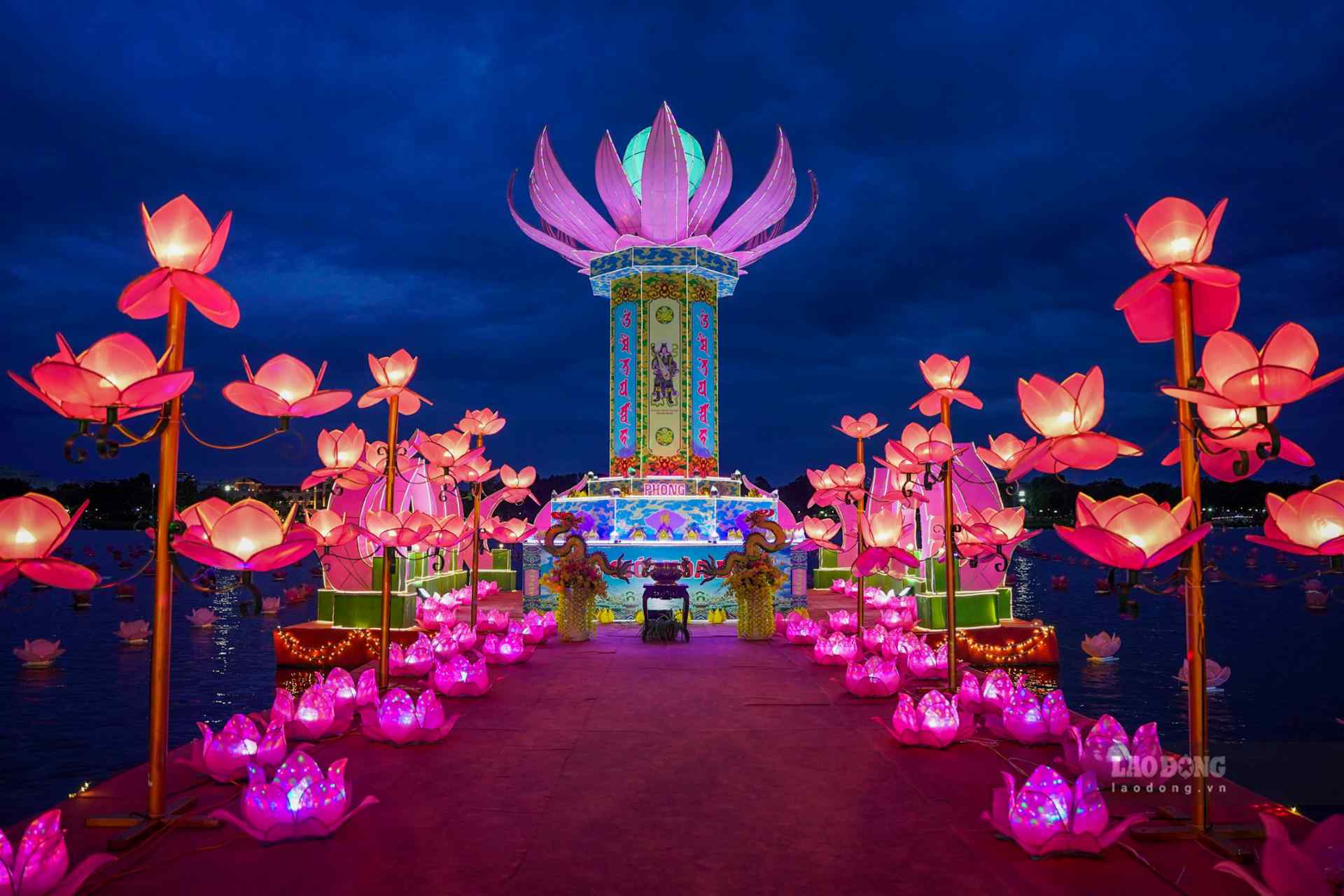 Không gian chính tại Nghinh Lương Đình bên cạnh sông Hương được trang hoàng trang trọng, đẹp mắt. 