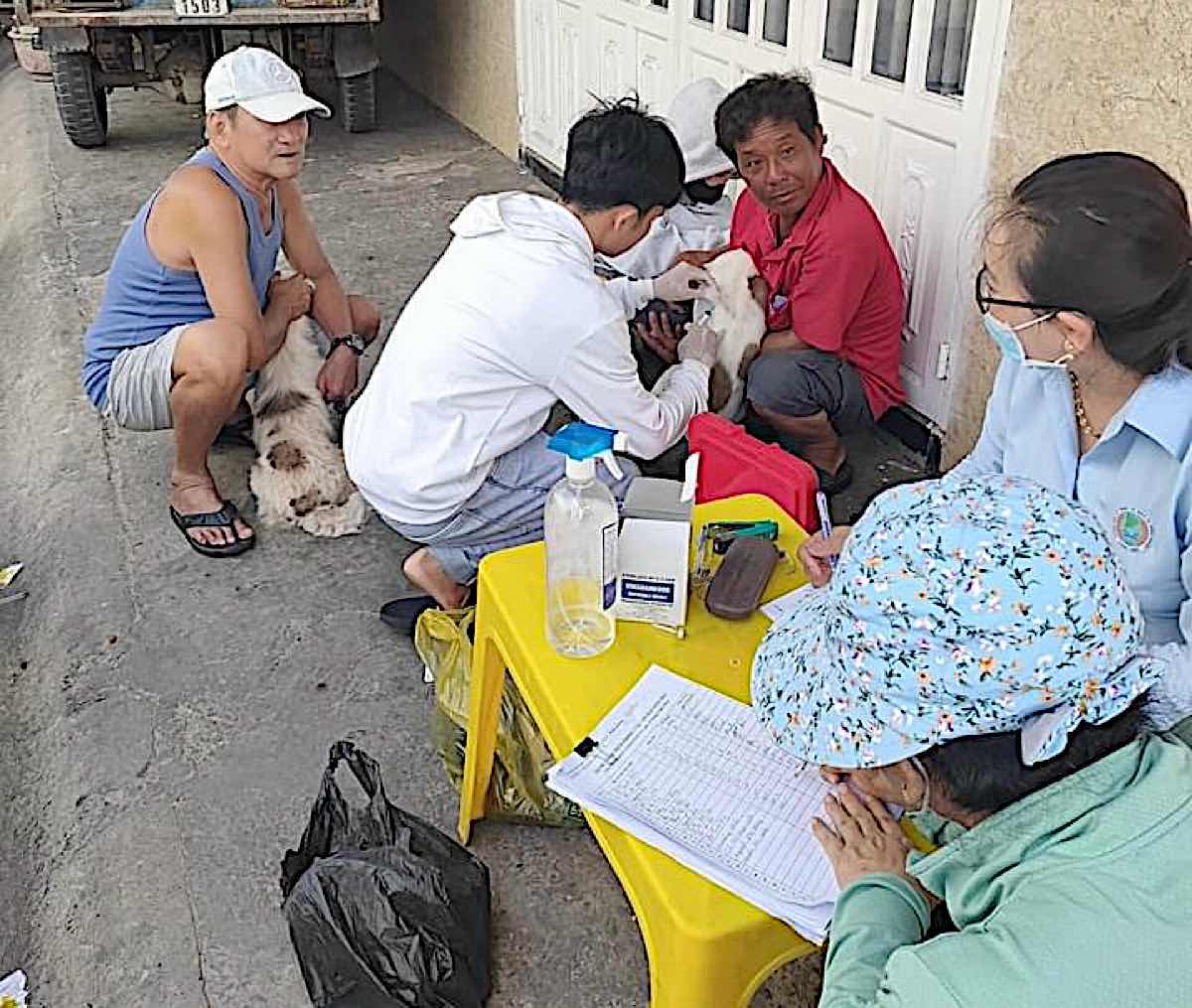 Người dân đưa chó mèo tới tiêm vắc xin phòng dại ở Phan Thiết. Ảnh: CQCN