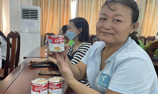 Công nhân lao động ở Bình Dương nhận hỗ trợ sữa Nestlé. Ảnh: Đình Trọng