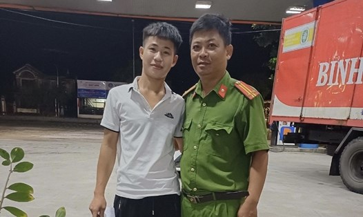 Anh Nguyễn Hữu Phong cảm kích khi được Trung tá Lê Viết Hòa hỗ trợ tìm lại điện thoại đánh rơi trong đêm. Ảnh: Công Quang