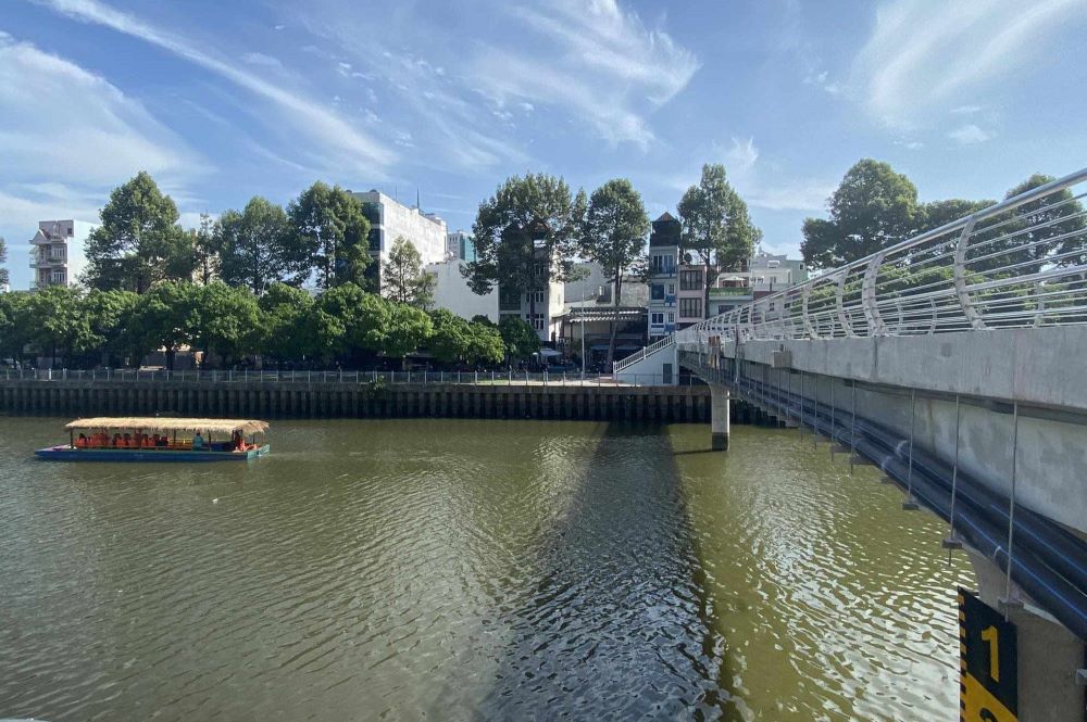 Công trình cầu đi bộ bắt qua kênh Nhiêu Lộc – Thị Nghè đã hoàn thành. Ảnh: Ảnh: Anh Tú