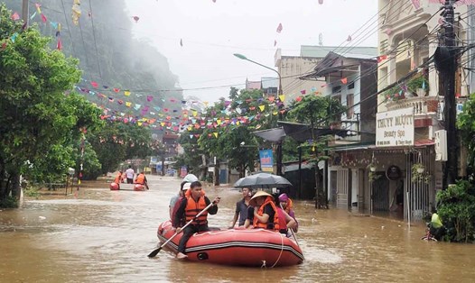 Nhiều tuyến đường của TP Hà Giang bị ngập sâu trong lũ, lực lượng chức năng phải dung thuyền cao su để di chuyển người dân. Ảnh: Công an Hà Giang.