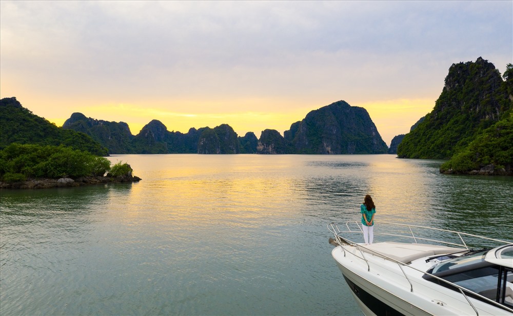 Du thuyền trên vịnh Hạ Long. Ảnh: N.H.