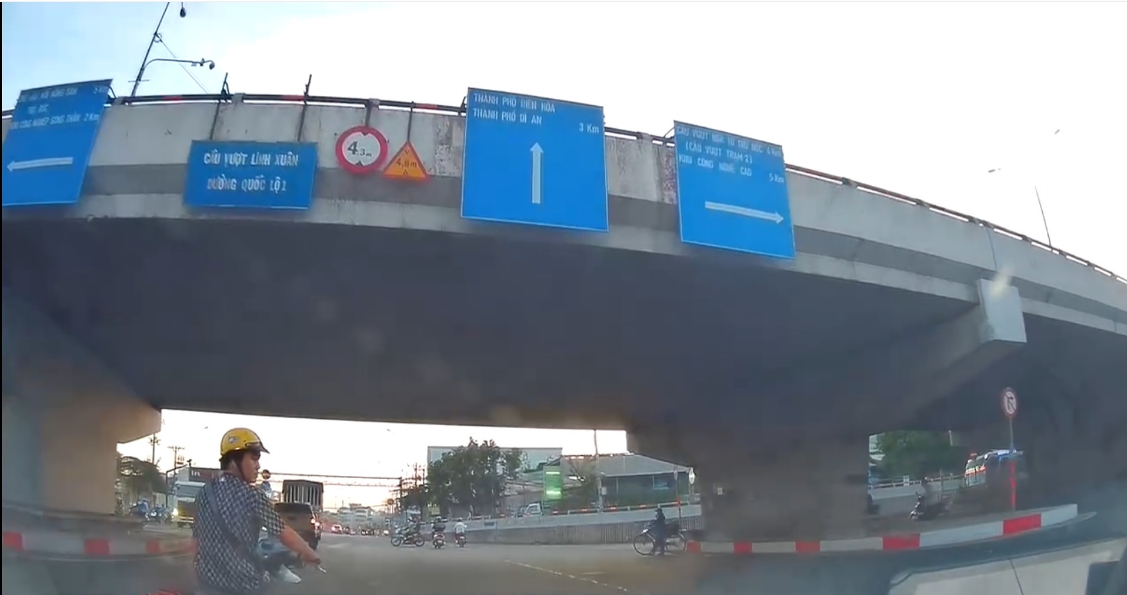 Nam thanh niên đập phá xe bị camera hành trình của anh H. ghi lại. Ảnh cắt clip