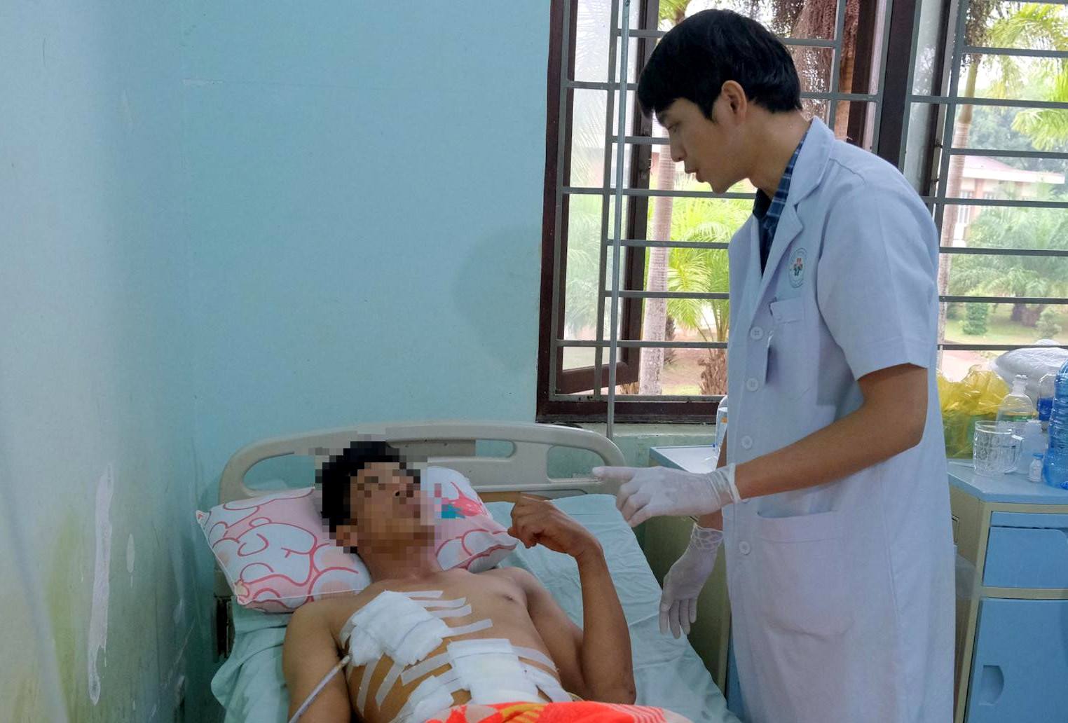 Bệnh viện Đa khoa tỉnh Đắk Nông vừa cứu sống một ca bệnh bị vật đâm xuyên thấu ngực và bụng. Ảnh: Hoàng Dương