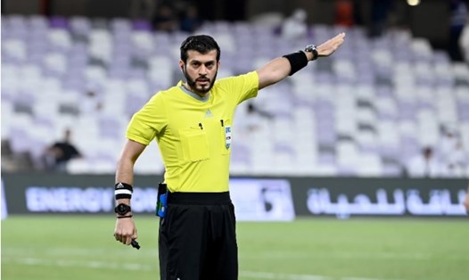 Trọng tài người UAE Omar Al Ali điều khiển trận đấu giữa tuyển Việt Nam với tuyển Iraq. Ảnh: VFF