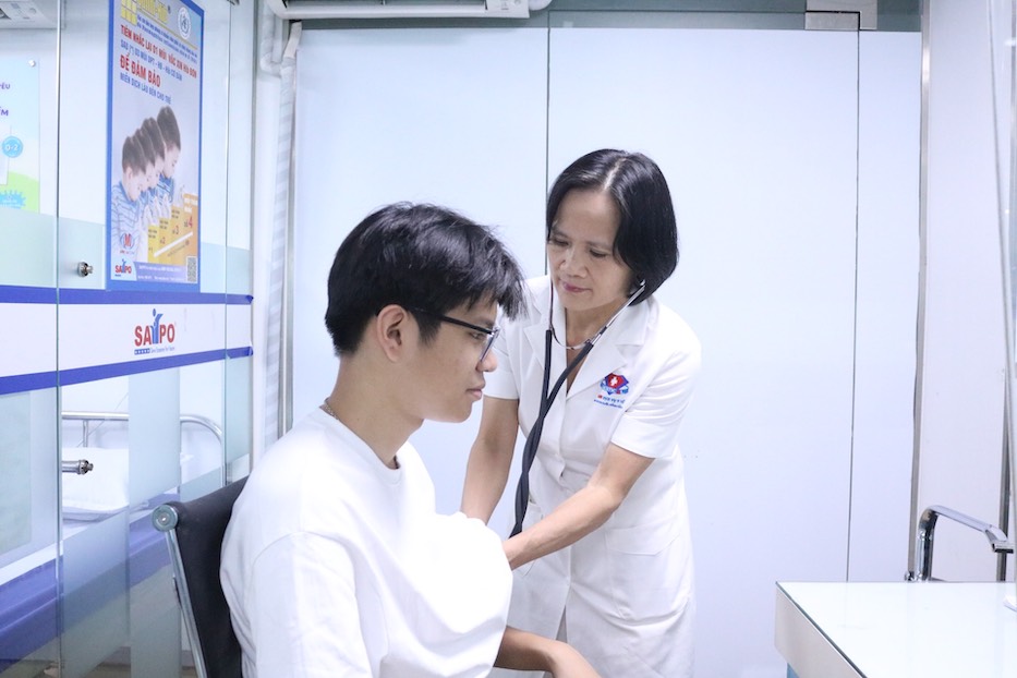 Bác sĩ thăm khám trước khi tiêm vaccine cúm mùa cho người dân. Ảnh: Hải Yến